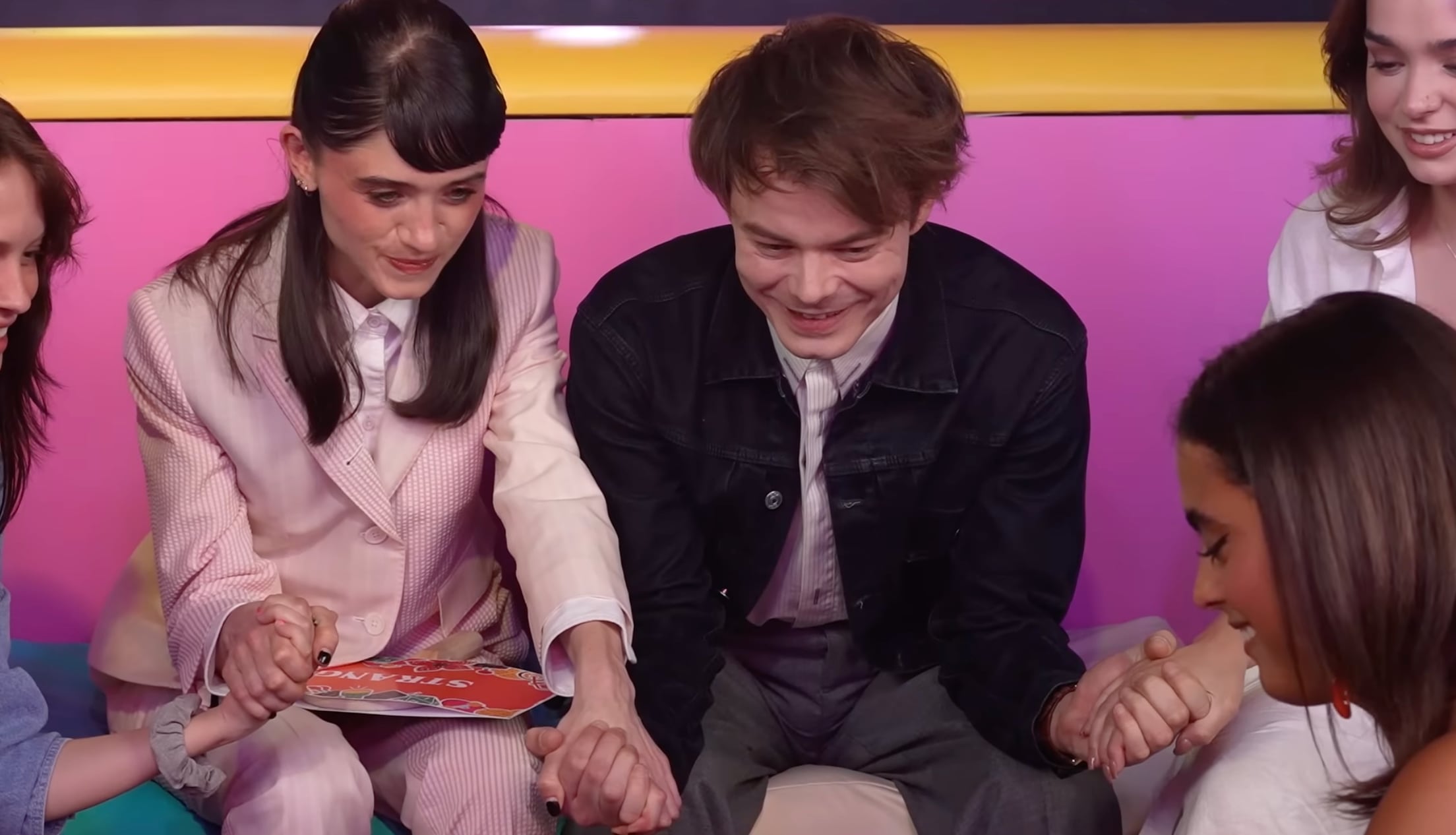 Stranger Thing: Natalia Dyer y Charlie Heaton prueban las licuachelas y hasta jugaron toques en México