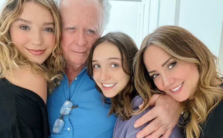 Juan Legarreta con Mía y Nina Rubín, y Andrea Legarreta