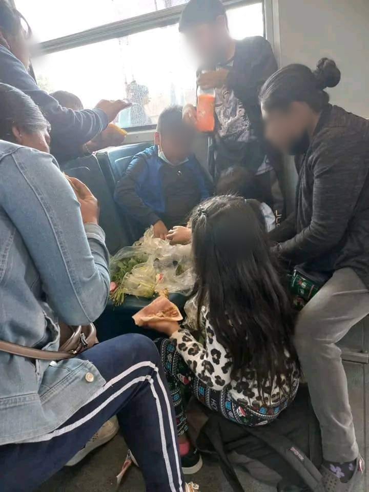 Familia comiendo taco placero