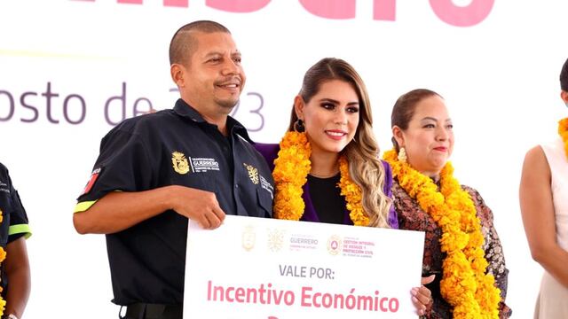 Evelyn Salgado festejó y reconoció labor de bomberos en Guerrero