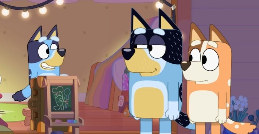 Bluey y Bingo juegan a atender un restaurante