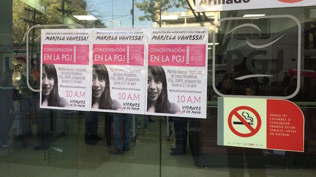 Carteles pegados en las puertas de ingreso de la PGJ-CDMX
