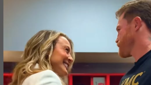 Fey cantó el Himno Nacional Mexicano en camerinos tras veto de Netflix y UFC en pelea del Canelo Álvarez