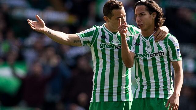 Guardado y Lainez en un partido con el Betis
