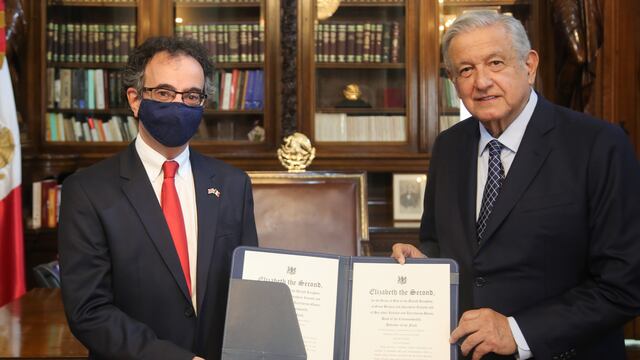 AMLO recibe ls credenciales de embajadores