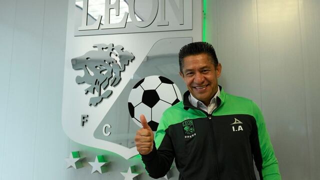 Ignacio Ambriz posa con sus nuevos colores.
