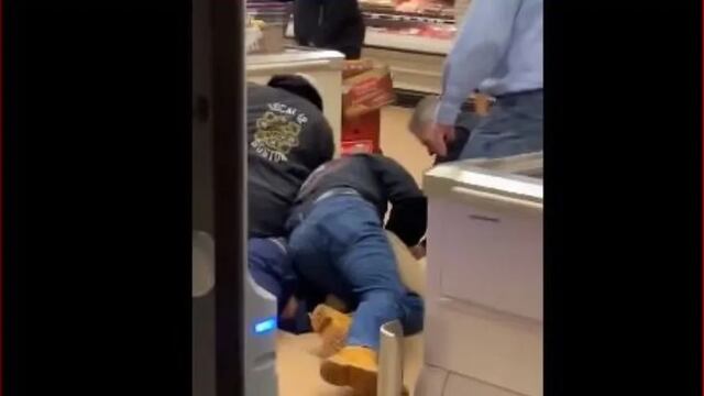 Someten a sujeto que escupió y tosió sobre productos de supermercado.