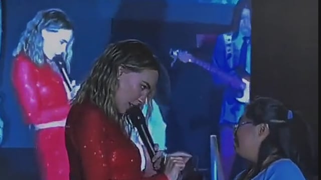 Belinda cantando Amigos X Siempre