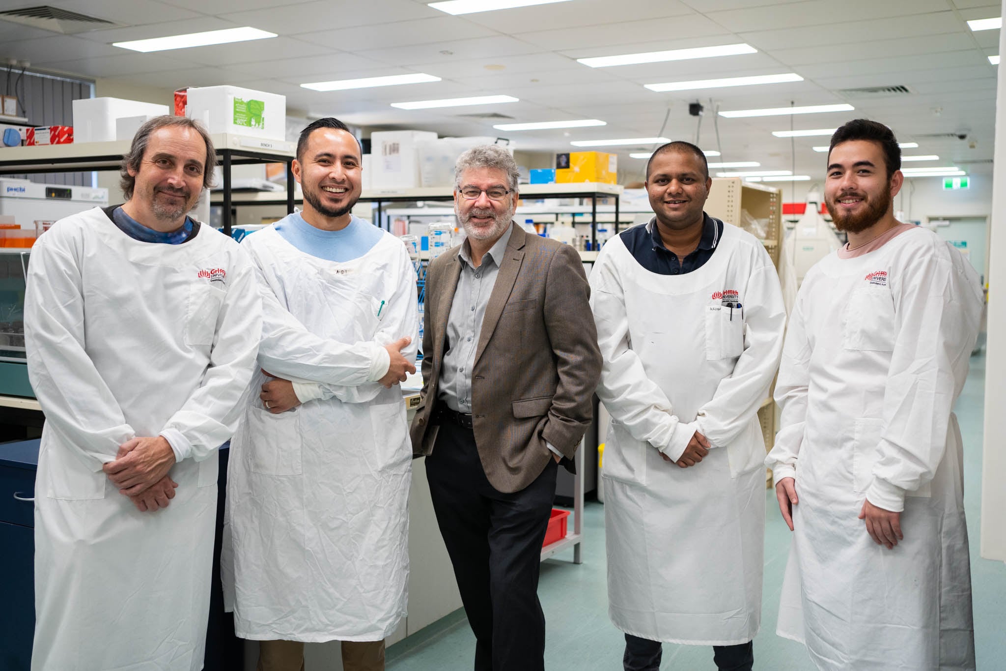 Equipo de investigación de la Universidad de Griffith, el profesor Kevin Morris, el Dr. Adi Idris, e¡