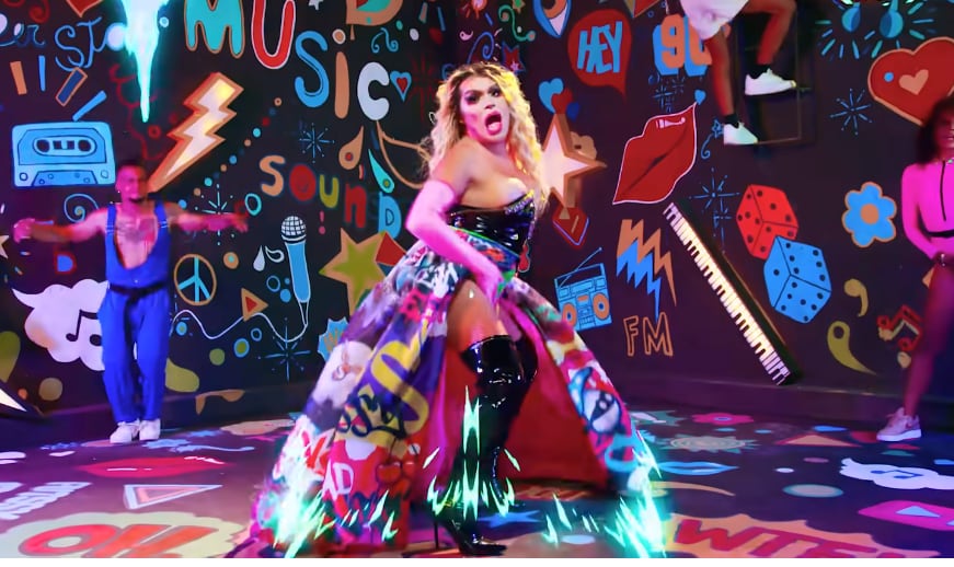 Wendy Guevara cantando.