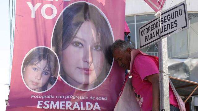 Papá de Esmeralda Castillo Rincón colocando pendones en Ciudad Juárez