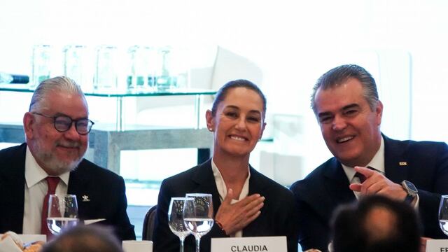 Alejandro Malagón Barragán, presidente de la CONCAMIN, Claudia Sheinbaum,  presidenta electa de México, y Francisco Cervantes Díaz, presidente del Consejo Coordinador Empresarial