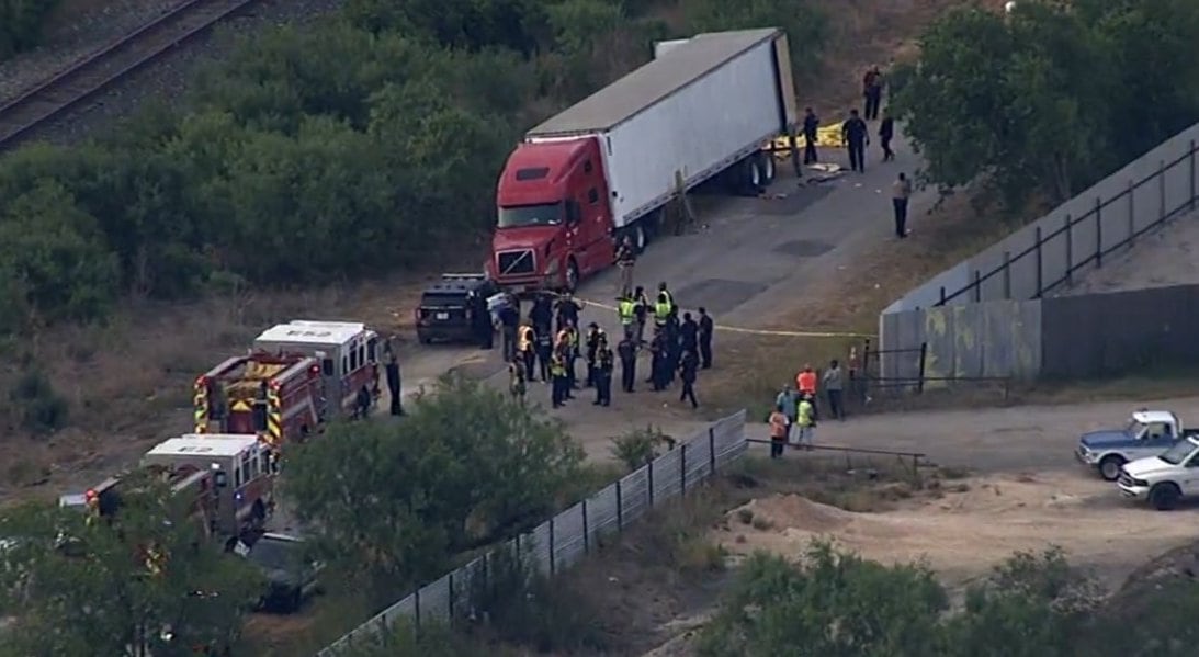 Trailer que transportaba migrantes en Texas