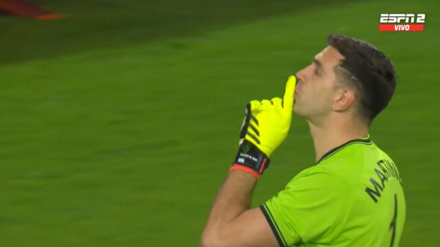 Dibu Martínez provocando a la grada del Lille