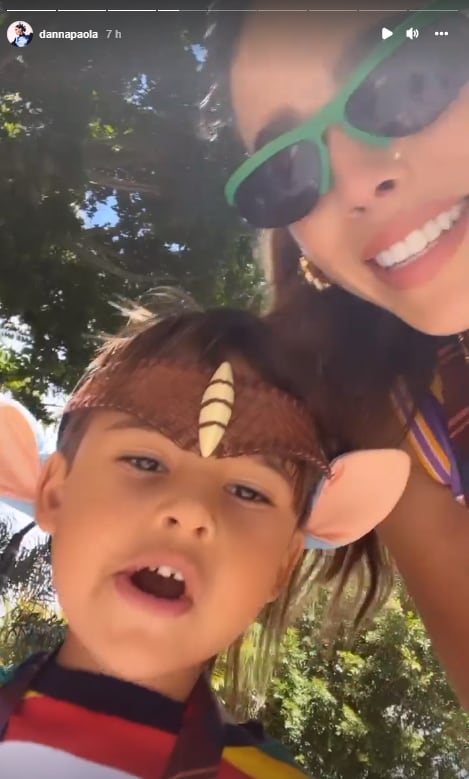 Danna Paola festeja a su sobrino en Disneylandia.