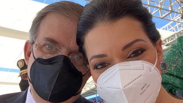 Marcelo Ebrard y su esposa Rosalinda Bueso