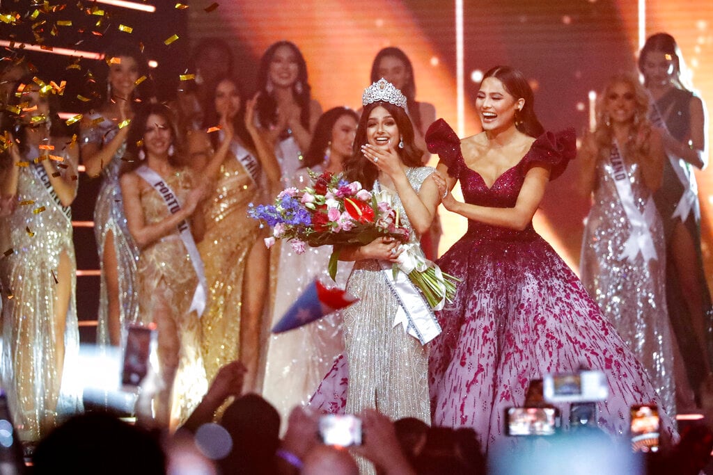 Andrea Meza entrega corona a Harnaaz Sandhu Mis Universo 2021.