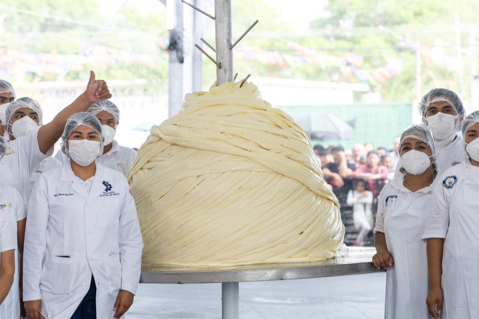 Queso Oaxaca de una tonelada rompe Récord Guinness