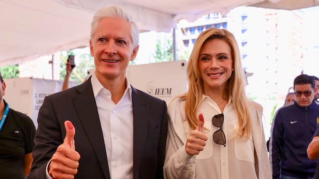 Alfredo del Mazo, aún gobernador del Estado de México, y su esposa Fernanda Castillo