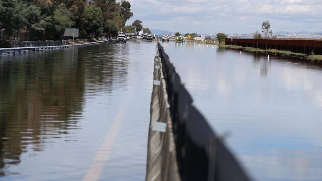 Circuito Exterior Mexiquense inundado en diciembre de 2014