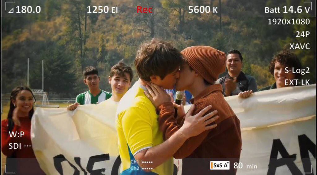 Beso gay de Artiego en Tu vida es mi vida