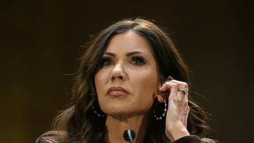 Trump y el escudo de los superhéroes para Noem