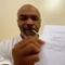 VIDEO: Mike Tyson fuma mariguana mientras firma su contrato para regresar al boxeo