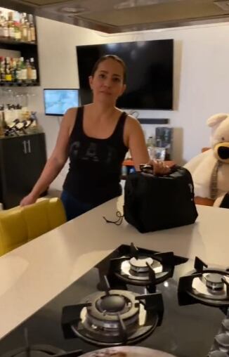 Marido regala aguinaldo a su esposa por ponerle lunch todo el año