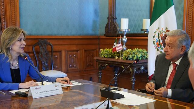 La asesora Elizabeth Sherwood-Randall acudió a Palacio Nacional con AMLO