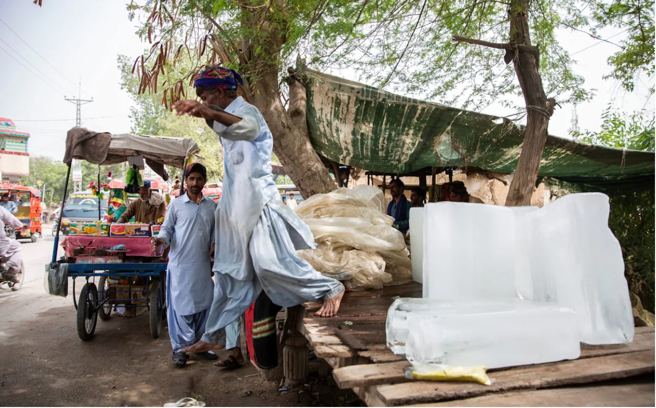 En calles de Jacobabad, Pakistán, se vende hielo para 'sobrevivir' al calor