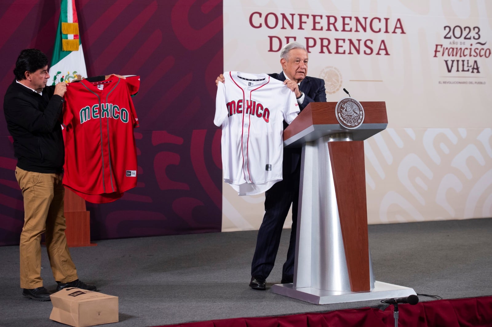 AMLO con la indumentaria de México para el Clásico Mundial de Béisbol.