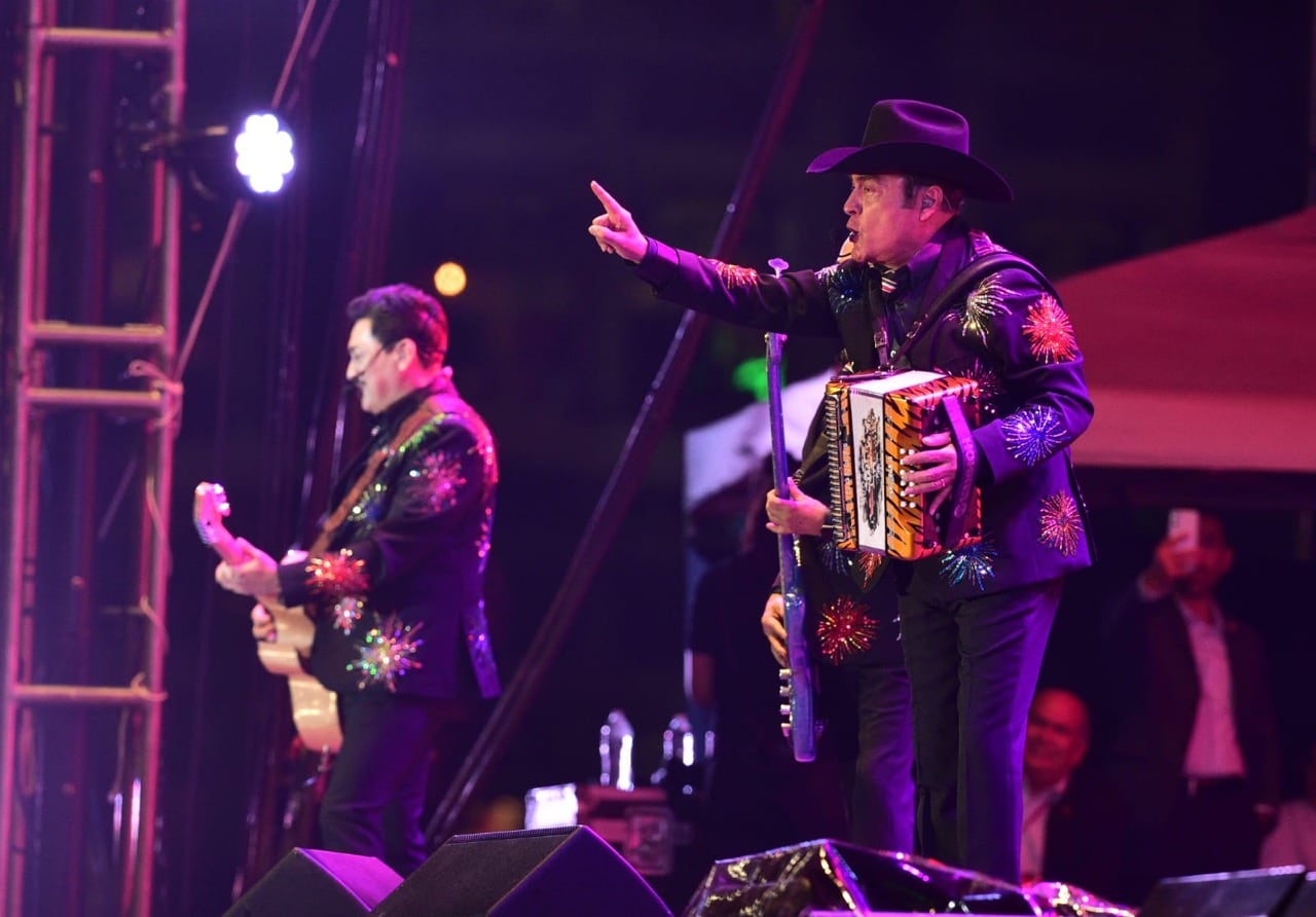 Hoy 15 de septiembre se llevó a cabo, en el Zócalo capitalino, el Grito de Independencia en vivo y luego de la presencia de AMLO, los Tigres del Norte reanudaron su concierto con “Somos más Americanos”