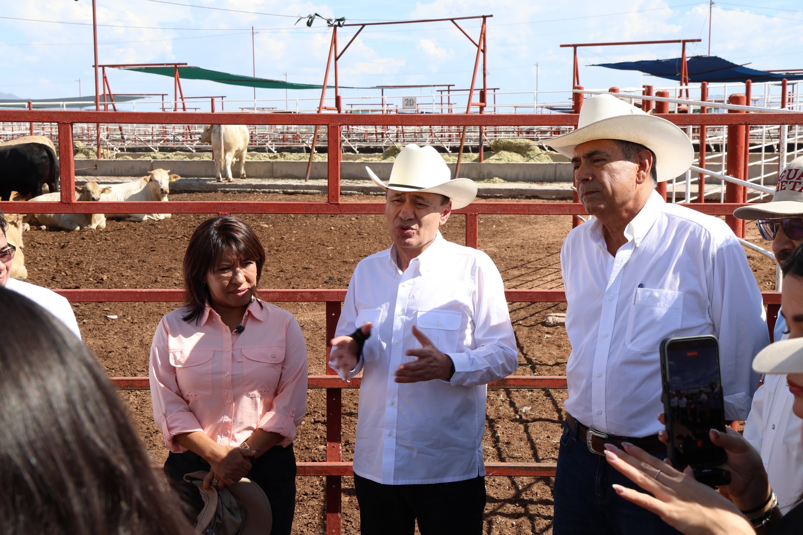 Alfonso Durazo, Columba López y Juan C. Ochoa Valenzuela después de que Sonora reanudara exportaciones con Estados Unidos