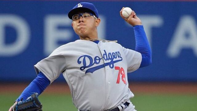 Julio Urías realiza un lanzamiento.
