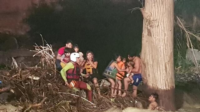 Familia rescatada del Río La Silla