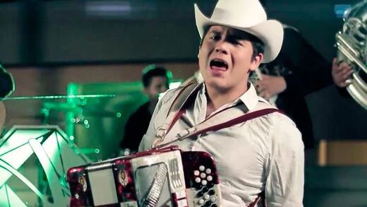 Fan rechaza que Remmy Valenzuela la bese