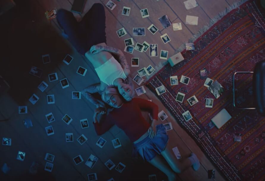 Young Miko y Karol G protagonizan el video oficial de Contigo