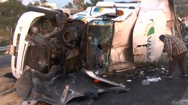 Volcadura de tráiler en la avenida Jesús Reyes Heroles en Tlalnepantla hoy 18 de enero