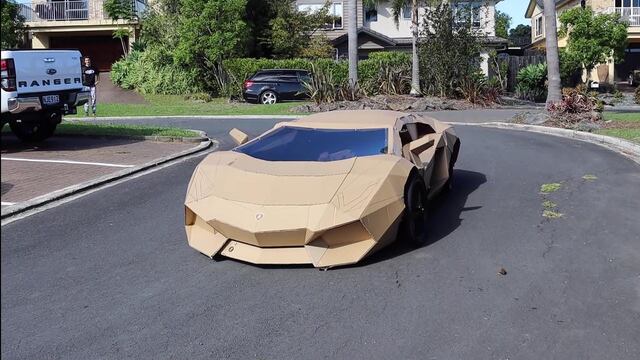 Lamborghini de cartón