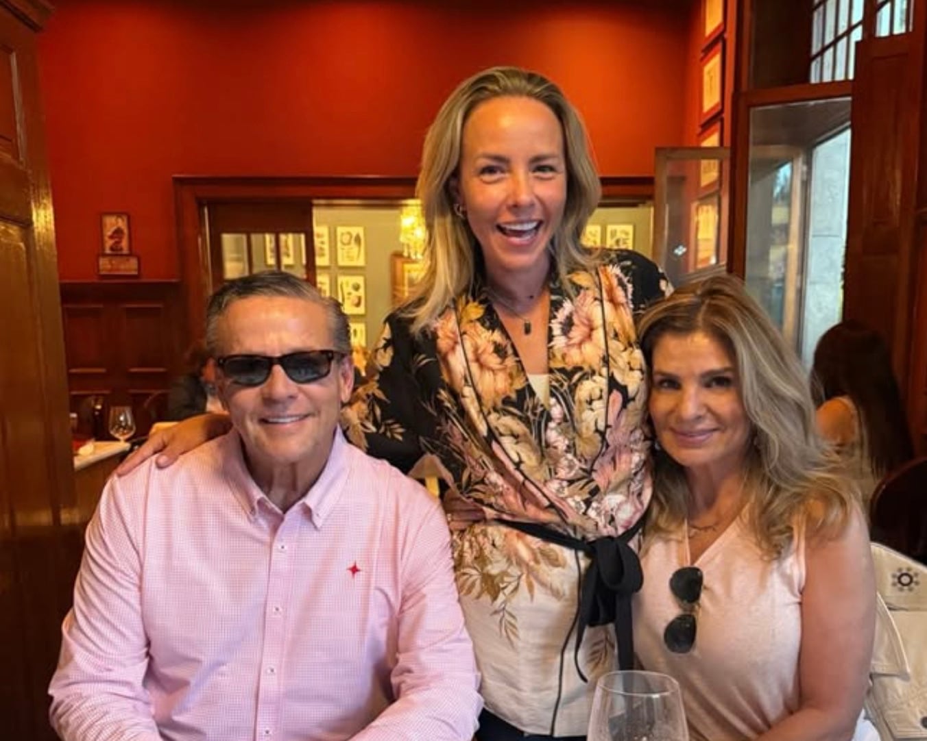 Alfredo Adame con su novia, Benicia Zúñiga y la hija del conductor, Vanessa Adame