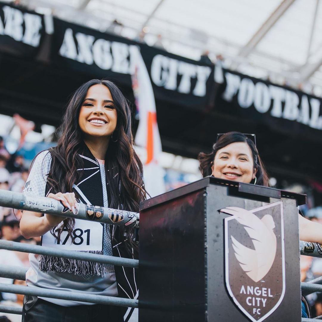 Becky G aparece sin anillo de compromiso.