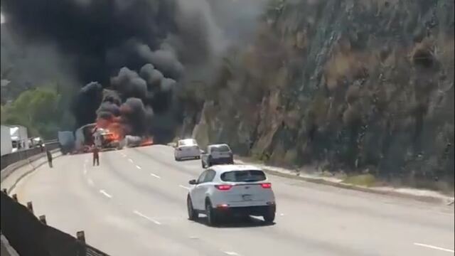 Tres tráilers chocaron y se incendiaron en la autopista México-Querétaro