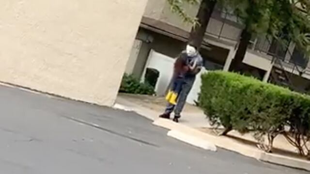 Niña abraza a Michael Myers