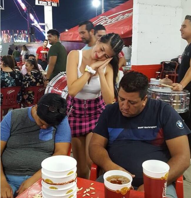 La pareja de borrachos causó sensación entre quienes se morían por hacerse fotos a su lado.