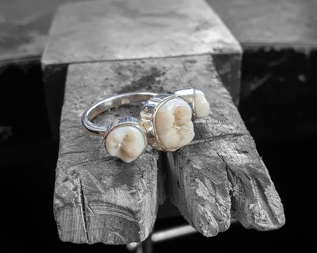 Joyería con dientes humanos