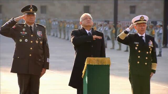 AMLO encabeza izamiento de la bandera por víctimas de sismos del 19 de septiembre
