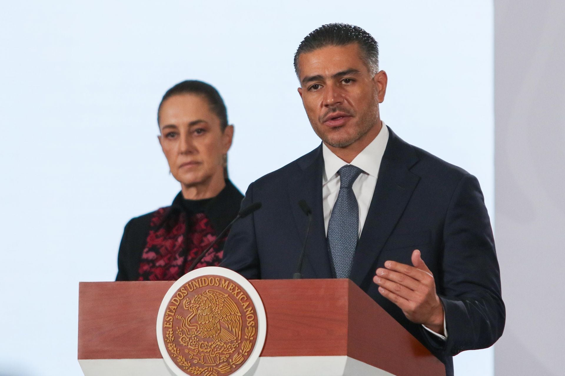 Omar García Harfuch, secretario de Seguridad y Protección Ciudadana, junto a Claudia Sheinbaum Pardo, presidenta de México