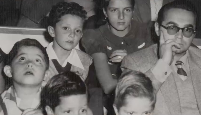 Jacobo Grinberg mira al cielo en compañía de sus primos y papá