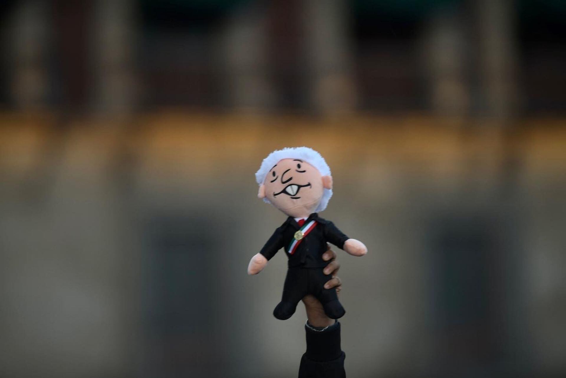 Una mano sostiene un muñeco "Amlito" durante la celebración de los 5 años del Triunfo Democrático para la Transformación de México que encabezó Andrés Manuel López Obrador, presidente de México en el zócalo capitalino