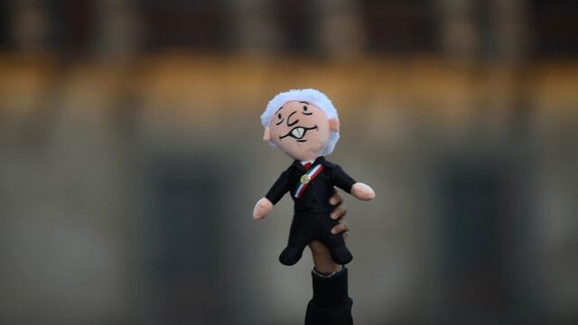 Una mano sostiene un muñeco "Amlito" durante la celebración de los 5 años del Triunfo Democrático para la Transformación de México que encabezó Andrés Manuel López Obrador, presidente de México en el zócalo capitalino